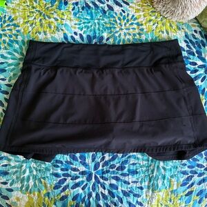 Pace Rival Mid-Rise Skirt In the color black size 10